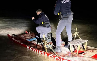 Ladro si tuffa in mare: poliziotti-bagnini lo salvano, poi l’arrestano